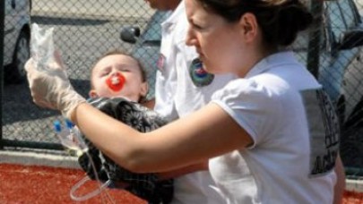 Masanın örtüsünü çekince...