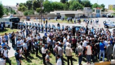 Cezaevi önünde Hatip Dicle protestosu