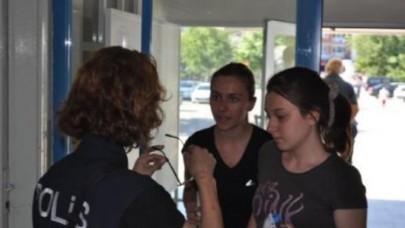 Gözlüklerine kadar arandılar