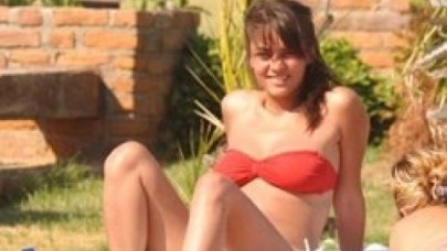 HANDE SORAL İLK KEZ BİKİNİLİ GÖRÜNTÜLENDİ