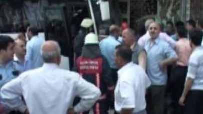 Midibüs dernek binasına çarptı