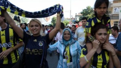 Taraftarlar stadın önünde toplandı