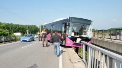 İETT'nin otobüsü köprüde asılı kaldı