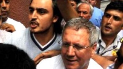 Aziz Yıldırım'ın avukatları gazetecilerle tartıştı