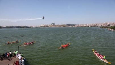 Festival göle aktı