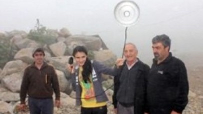 Yaylada çekmeyen cep telefonuna tencere kapaklı çözüm