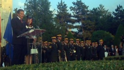 Fransa Büyükelçisi’nden şehitlere saygı duruşu