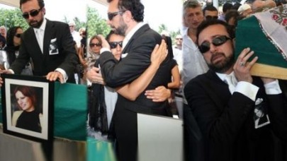 Eşini damatlığı ile uğurladı