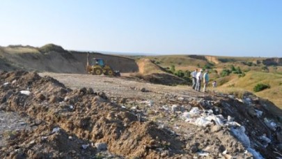 Meradaki çöpler kaldırılıyor...