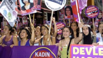 Taksim'de kadın cinayetlerine tepki yürüyüşü
