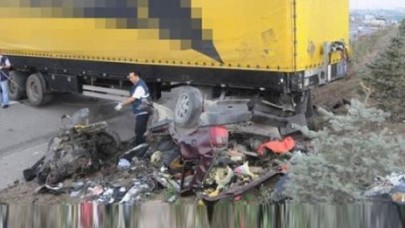 Şerit değiştiren TIR, otomobili parçaladı