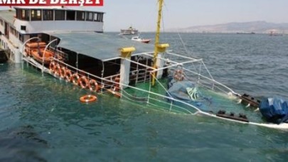 Yolcu hatları vapuru suya gömüldü