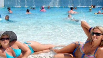 Sahiller turistlere kaldı