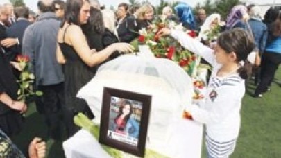 Gelinlikli cenazede iki din bir arada