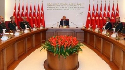 Şahin: "Başbakan tek başına oturmuyor"