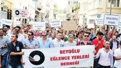 Esnaf ayakta zabıta masa avında