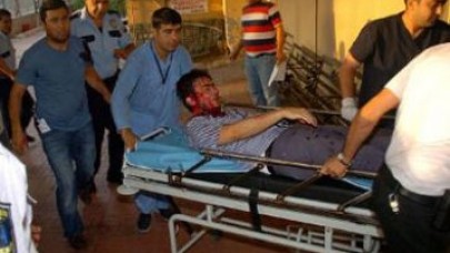 Polisler taşlı sopalı saldırıya uğradı