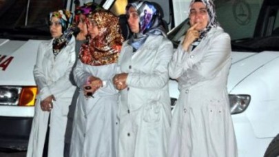 Minibüs 2 üniversite öğrecisine çarptı