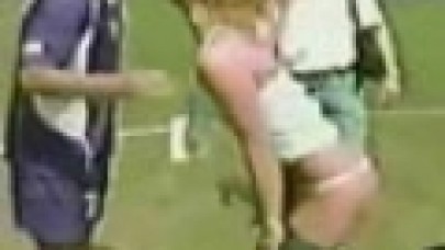 Bayan muhabirin futbolcudan inanılmaz isteği 