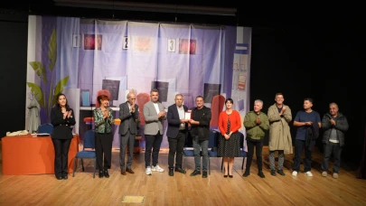 ‘Eller yukarı’ adlı tiyatro oyunu Kartal’da seyirciyle buluştu