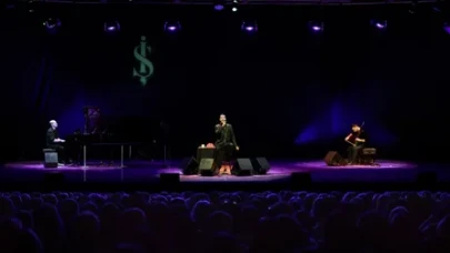 Cem Adrian Özel Bir Konserle İş Sanat’taydı