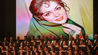 Türk sinemasının sultanı, iyilik korosuyla sahnede