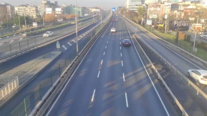 Yılın ilk günü İstanbul'da yollar boş kaldı