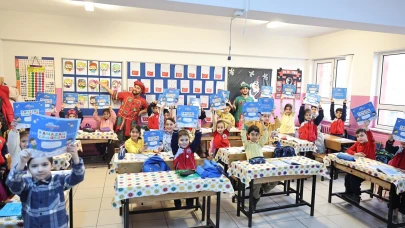 Öğrencilere Çat Kapı Tiyatro Sürprizi