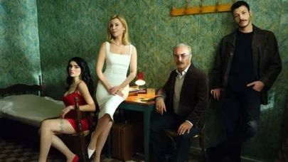 İnci taneleri birbirlerine sımsıkı bağlı