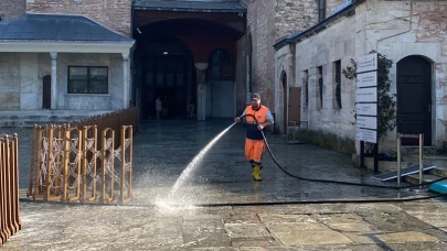 Fatih'te İbadethane Çevrelerinde 7/24 Temizlik ve Hijyen Seferberliği