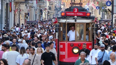 Caddelerde trafik turist yoğunluğuyla ayrışıyor