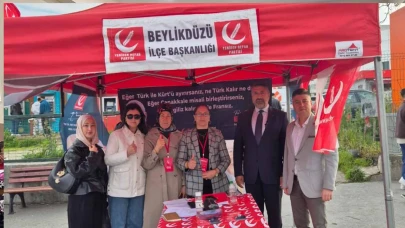 Yeniden Refah Partisi Beylikdüzü'nde imza topluyor