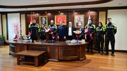 Bebeğin hayatını kurtaran zabıta ekibi ödüllendirildi