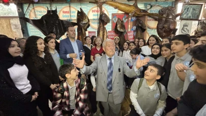 Balıkçı Kenan, balık yeme yarışması yaptı; gençlere ödül balık dağıttı