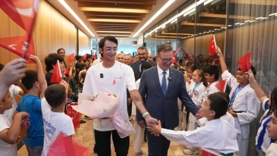 Şampiyon Mete Gazoz'a Çocuklardan Coşkulu Karşılama