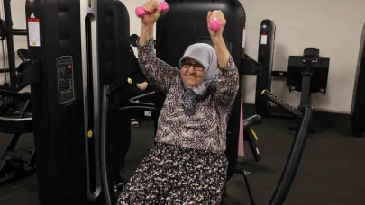82 Yaşındaki Kadın, Sporla Bastonunu Attı