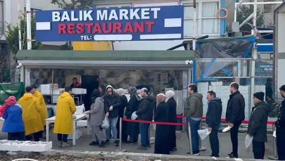 Beylikdüzü Balıkçılar Çarşısı’nda hamsi bedava dağıtıldı