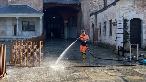 Fatih'te İbadethane Çevrelerinde 7/24 Temizlik ve Hijyen Seferberliği