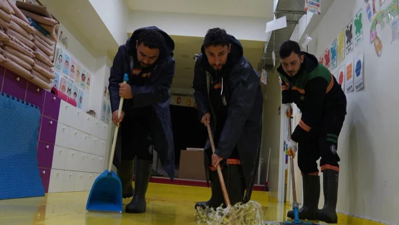 Tuzla Belediyesi yağışa karşı sahada: 100 personel ve 40 araçla kesintisiz müdahale