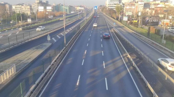 Yılın ilk günü İstanbul'da yollar boş kaldı