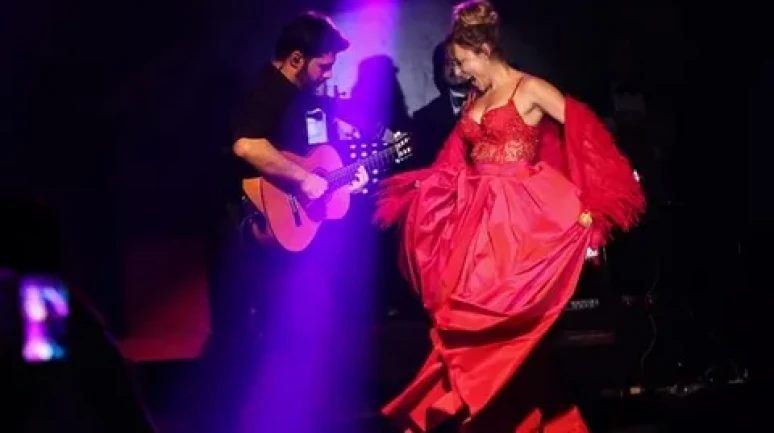 Ziynet Sali’den Kırmızı Elbiseli Alev Alev Paylaşım!