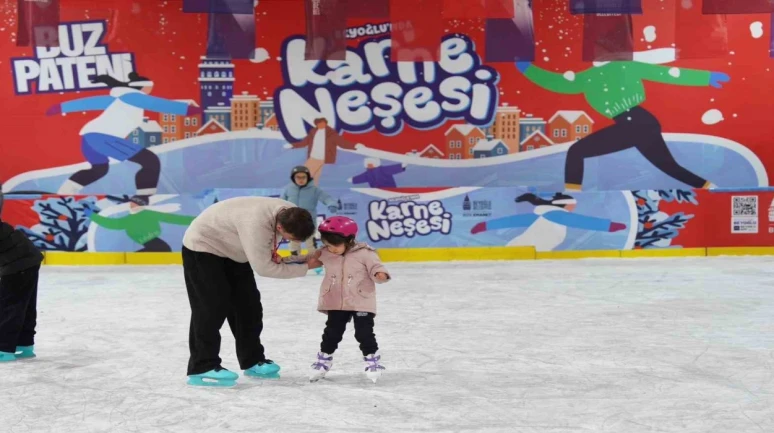 BEYOĞLU’NDA ÇOCUKLARA KARNE HEDİYESİ ÜCRETSİZ BUZ PİSTİ