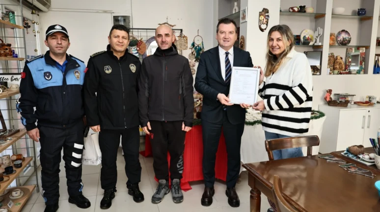 Balcıoğlu, esnaflara ruhsatlarını teslim etti