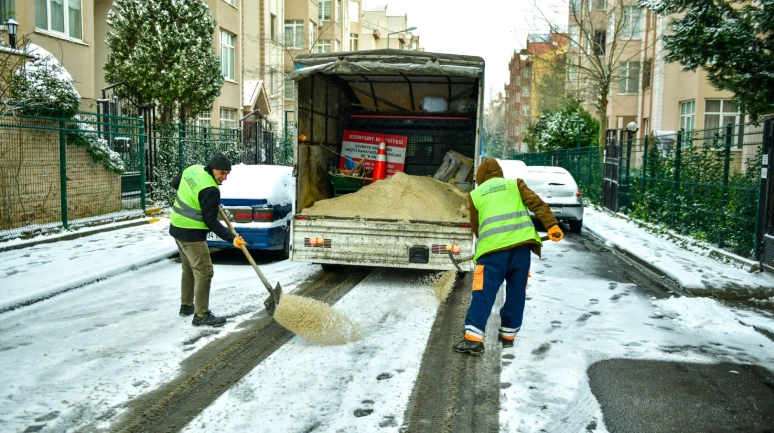 Esenyurt’ta Karla Mücadele Çalışmaları Aralıksız Sürüyor