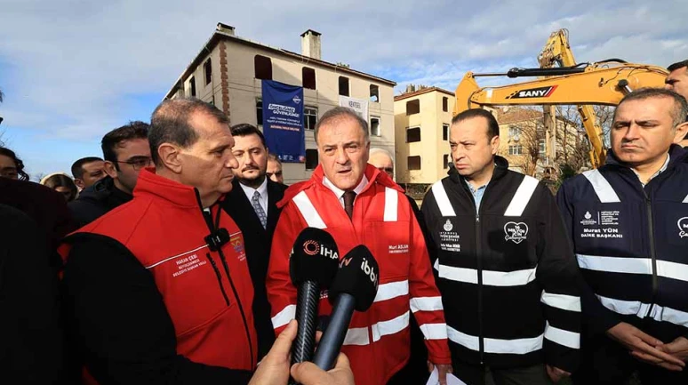 İBB BAŞKANVEKİLİ ASLAN BÜYÜKÇEKMECE’DEKİ YIKIMA TANIKLIK ETTİ