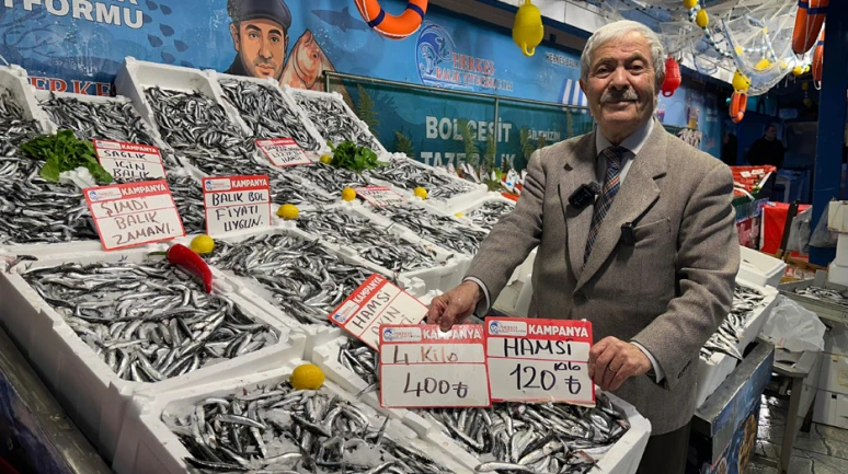 DENİZ BEREKETİ TEZGAHLARA YANSIDI: HAMSİ FİYATLARI DİBE İNDİ