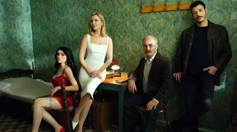 İnci taneleri birbirlerine sımsıkı bağlı