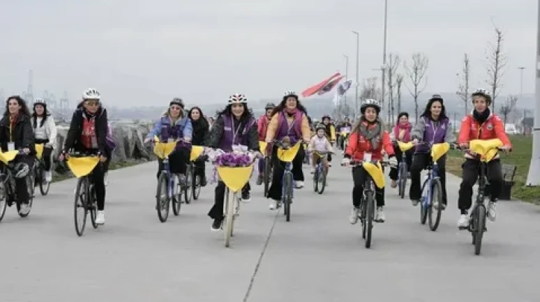 Kürsü kadının, söz geleceğin: emekle değişen toplum