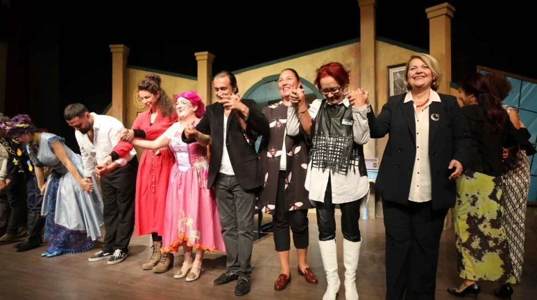 Unutulmaz Eser “Hadi Öldürsene Canikom” Ses Tiyatrosu’nda Prömiyer yaptı