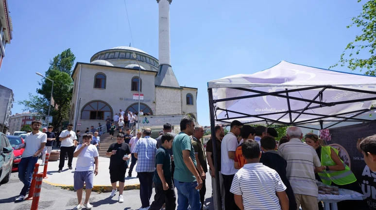 BEYLİKDÜZÜ BELEDİYESİ’NDEN 15 BİN KİŞİLİK AŞURE İKRAMI